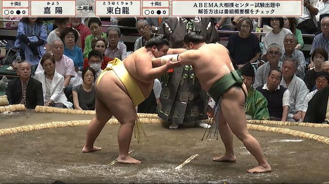 向正面にデヴィ夫人