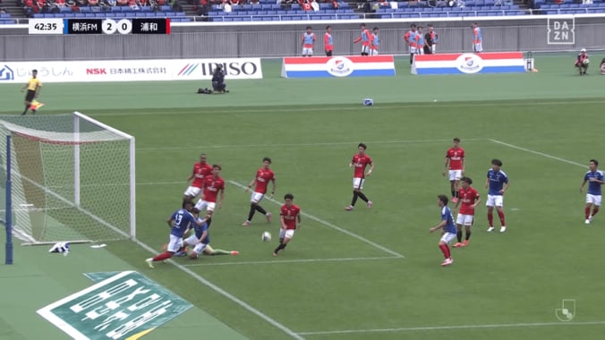物議を醸すPK判定！“二度ファウル疑惑”に浦和ファン不満「接触は怪しいけどオフサイドだよね？」「VARの確認漏れかね」OFRなしでネット大荒れ 4枚目