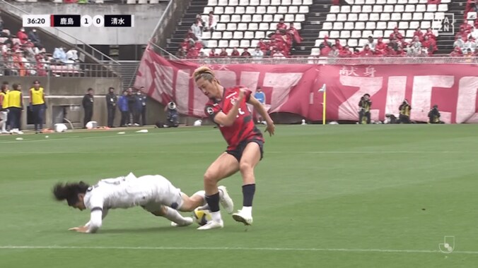 「ガン！」鈴木優磨、“衝撃ショルダーチャージ”で清水DFを吹っ飛ばす「強すぎて笑う」「流すんだw」圧巻ボール強奪にファン驚愕 5枚目