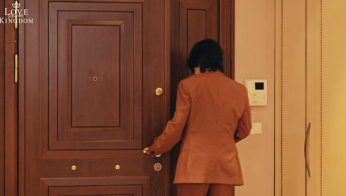 【写真・画像】「下乳が…」「ほぼ裸」極上ボディを持つ美女の水着姿に男性陣が興奮トーク！メガネ姿も美しい　3枚目