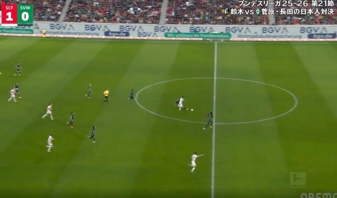 「ふざけんな退場だろ」鈴木唯人、背後からの“危険タックル”で吹っ飛ぶ「ヤバくない？」ドリブルで加速→回転して立ち上がれず悶絶…ファン激怒 2枚目