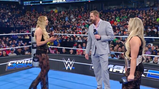 【映像】金髪美女レスラー、“面積少なすぎ”と“首輪デカすぎ”衣装で口論