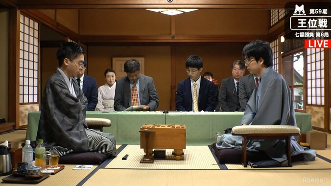 対局再開　菅井竜也王位が初防衛か、豊島将之棋聖粘るか／王位戦七番勝負第6局 1枚目