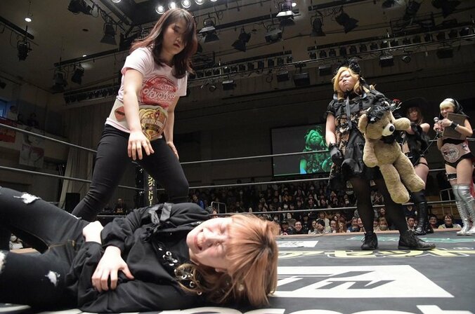 沙希様、強力すぎる援軍に世志琥様！伊藤麻希、「ブス」と挑発しKOされる 3枚目