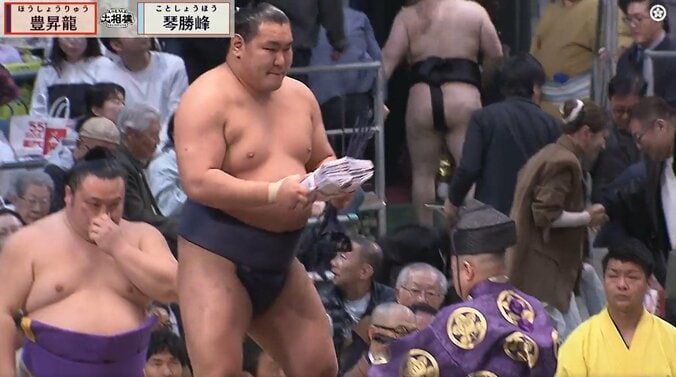 「とんでもない数」横綱・豊昇龍が手にした懸賞に実況驚き「夢ありすぎる」「さすが横綱」ファンは納得 3枚目