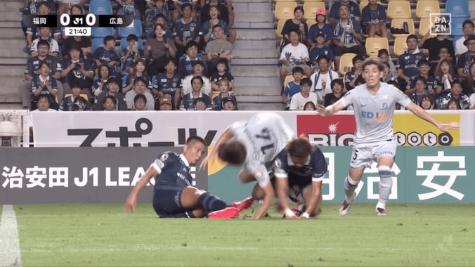 「ふざけるな！」福岡主将の“超危険タックル退場”が物議「選手を壊さないで…」「突っ込みすぎだろ」広島MFが負傷交代 5枚目