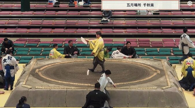 「声援？ヤジ？」館内に響く“男女”の大声 序二段の取組で熱狂的ファンと親方の不思議なやり取り「親方爆笑してる」驚きの声 3枚目