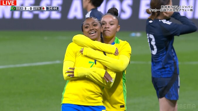 「レベチだ…」なでしこジャパン置き去りの“超加速ドリブル”にファン騒然！「推進力えぐい」「身体能力が違いすぎる」ブラジル女子FWケロリンがゴール演出の瞬間 2枚目