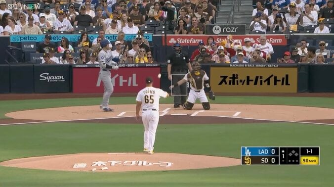 バックネット裏にサンタコスの熱狂的ファン（写真中央右）