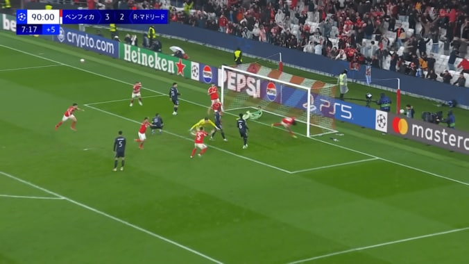 「クレイジーな瞬間だ！」ベンフィカGKが劇的“ヘディング弾”CL史上3人目の快挙でレアル・マドリード粉砕！モウリーニョ監督は「この大男ならやれると分かっていた」 5枚目