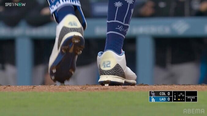 【写真・画像】ド軍ベッツ、足元も「42」 偉大な先人への敬意が滲む一幕に中継も注目「ベッツにとっては本当に特別な試合」　1枚目