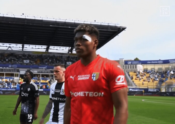 「猫のように飛んだ！」鈴木彩艶の“奇跡のワンハンドセーブ”を現地メディア激賞「傑作級の瞬発力」「決定的」至近距離ローボールに超反応した瞬間 2枚目