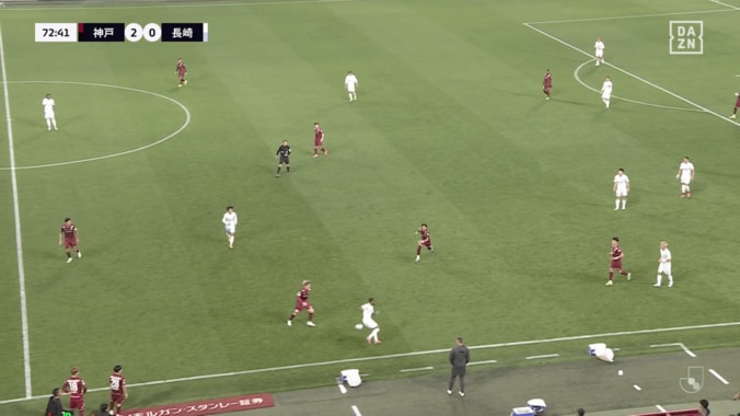 お尻コントロール！？“変態テクニック”にファン驚愕「三笘薫の期待値」「狂ってる」長崎FWが神ターンから爆発的加速 3枚目