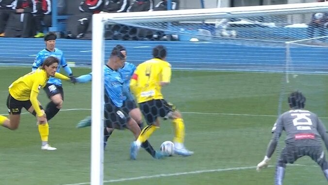 【映像】味方のドリブルを掻っ攫う「強奪ゴール」