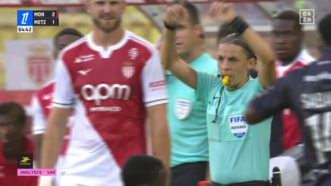 「いきなりキレた」南野拓実、相手選手を首投げ→OFRでPK献上！「突然どうした」「流石にPK」急な愚行にファン騒然 4枚目