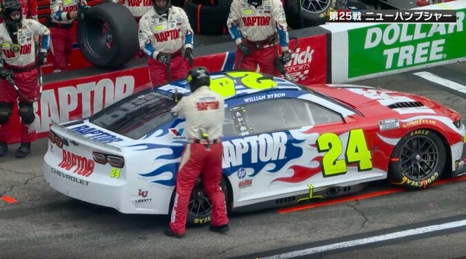 何があった？ レース中、カメラが捉えたまさかのハプニングに「刺さったまま」「これは取らないと…」放送席も騒然 3枚目