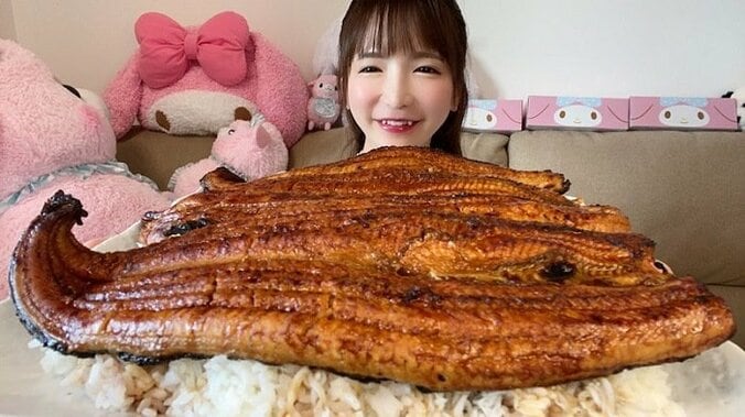 もえあず、お取り寄せした“特大うなぎ”のデカ盛り丼を実食「めちゃくちゃ大きいよ」 1枚目