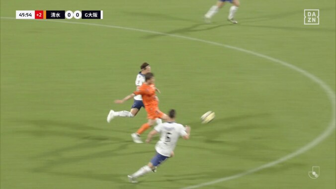 「変態すぎる…」元日本代表MFの“衝撃テクニック”にSNS沸騰！「めっちゃ簡単に難しいプレーやるやん」「意味わからん」乾貴士が神トラップ→スルーパスの一部始終 5枚目