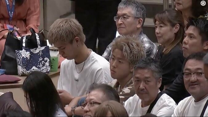 那須川龍心（右）と白鳥大珠（左）