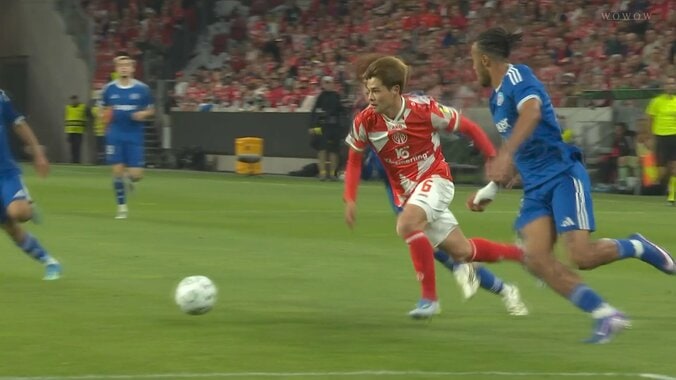 【写真・画像】爆速ギアチェンジで“佐野回収”成功！「やっぱ一瞬が速い」「いつも競り勝ってる」大ピンチ阻止に現地ファン大拍手　1枚目