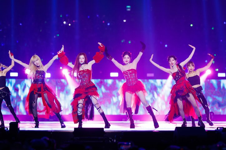 aespa、真紅の衣装を纏い妖艶かつ大胆に！炎が噴き上がる中でハードなアレンジの『DRAMA』を披露！会場を圧倒『MMA2023』