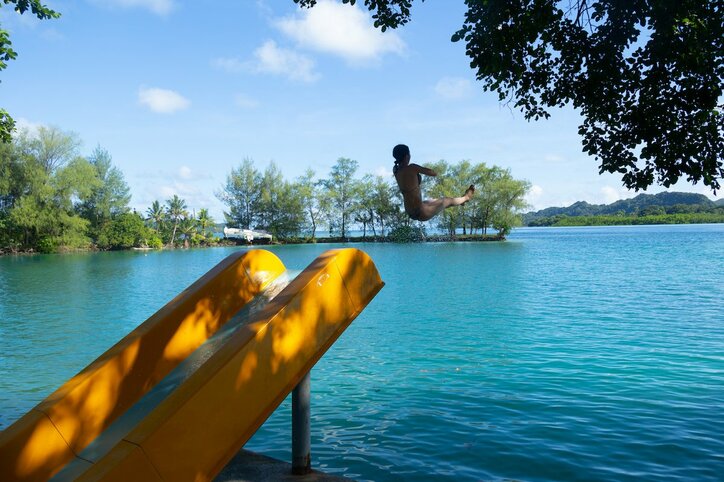 ウォータースライダーを全力で楽しむ美人女子大生にほれぼれ ニューヨーク屋敷「こういうの楽しんでくれる女の子良いわ」『シャッフルアイランド Season3』#4
