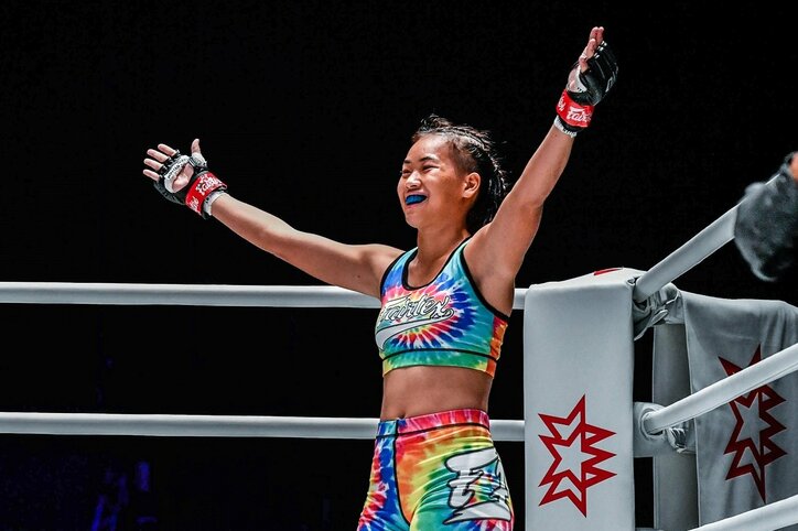 「鼻が曲がってる…」女子格闘技で“戦慄”のヒジ、顔面破壊に視聴者騒然