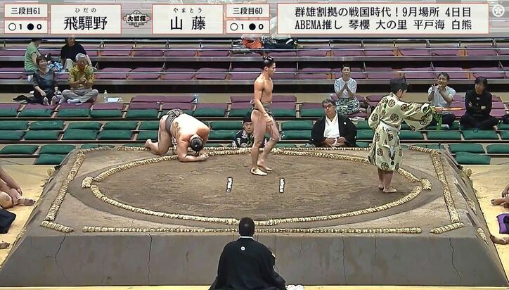 【写真・画像】苦手力士に初勝利かと思いきや…軍配差し違えで「やっちまった」土俵際スレスレの“うっかりな左足”に熱視線　1枚目