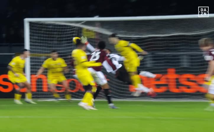 【写真・画像】敵将は激昂！ 鈴木彩艶の“指先1mmセーブ”が話題沸騰！「止めすぎ」「とんでもねえぜ」MOM初受賞＆現地メディア最高評価　1枚目