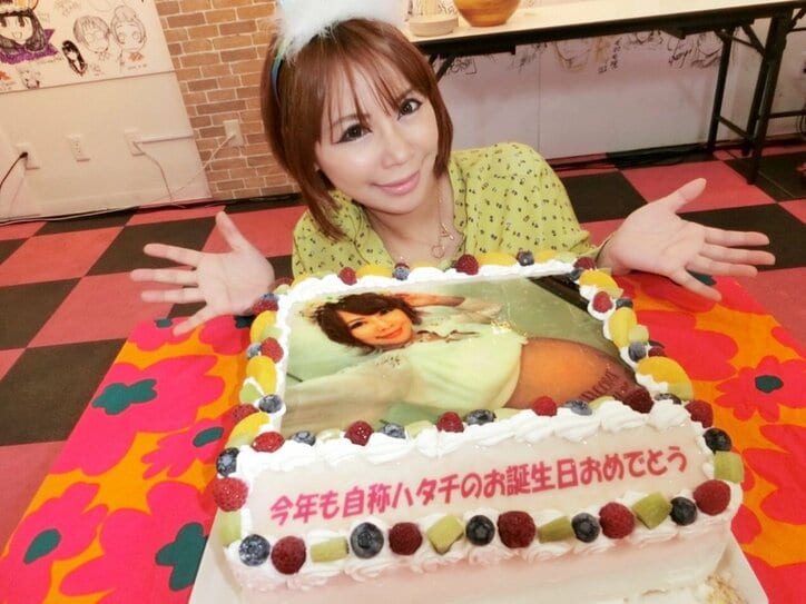 浜田ブリトニー 自称ハタチ のバースデーケーキに歓喜 毎年嬉しいよね 話題 Abema Times