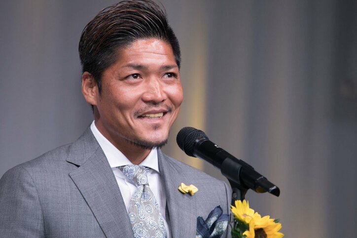 麻央から祝福も!ベスト・ファーザーに選ばれた市川海老蔵、肩車をするデザインのトロフィーに喜び