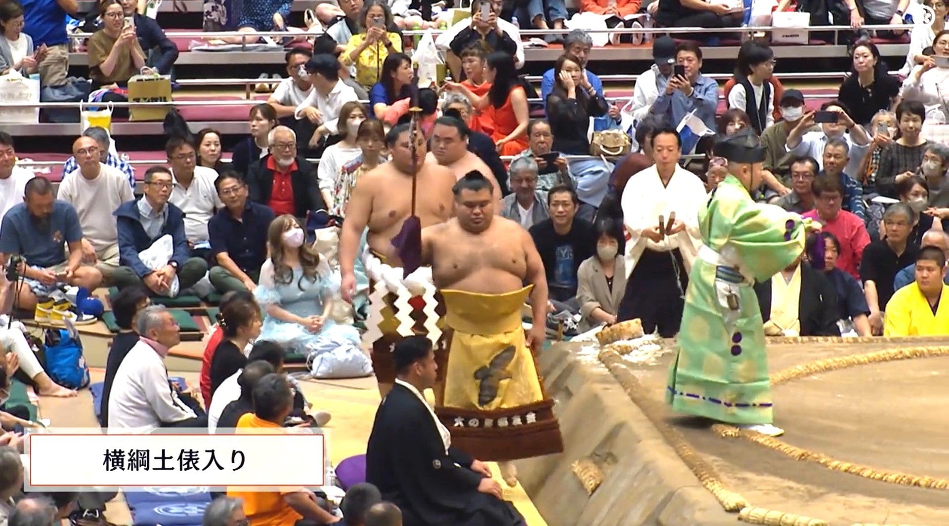 あれ、2人も映ってる」横綱・大の里土俵入りで“まさか” 著名人の2