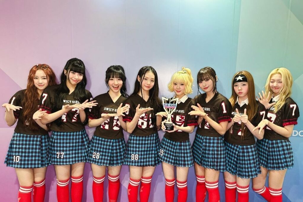 『UNIVERSE TICKET』から誕生・グローバルガールズグループ UNIS デビュー初の音楽番組1位を獲得