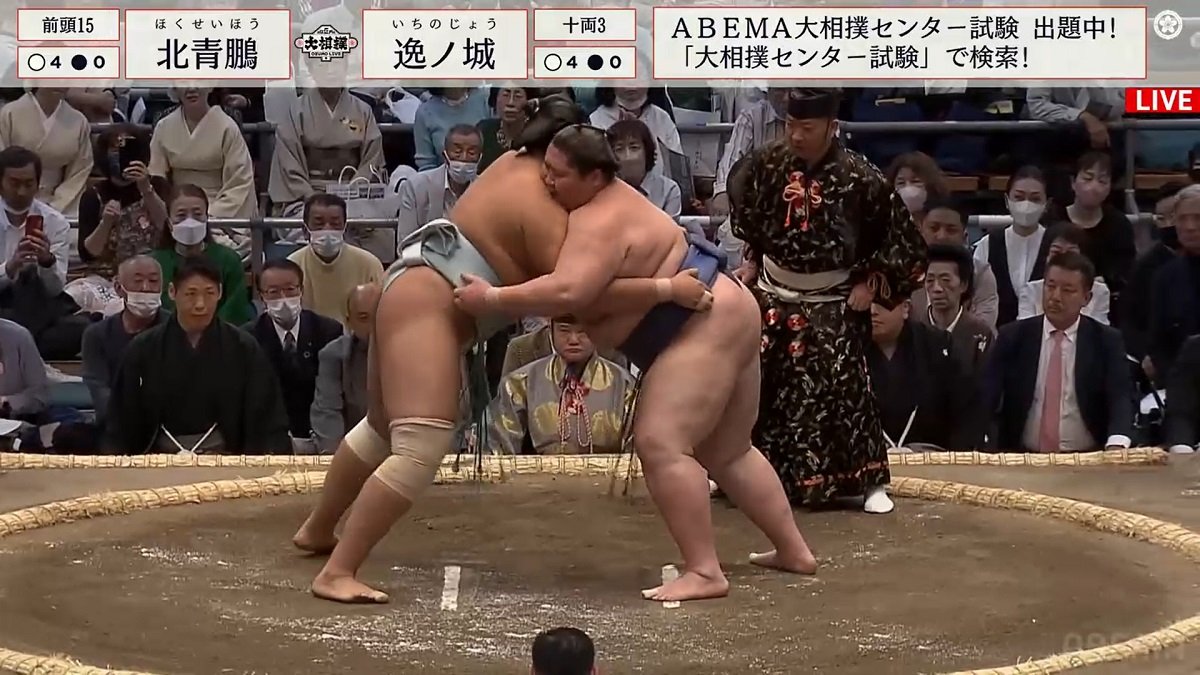 土俵が小さく見える！204センチVS219キロ、超ヘビー級力士が1分超えの