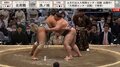 土俵が小さく見える!204センチVS219キロ、超ヘビー級力士が1分超えの大熱戦「でーけー」「足長いな」