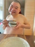 内山信二の妻、夫の“奇跡の体型”を公開「服着て食べてくれ」