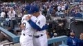 指揮官が熱いハグ、大谷翔平も…山本由伸、「人生最大の力投」でドジャースが燃えた！ 降板直後…ベンチで捉えた珠玉の瞬間