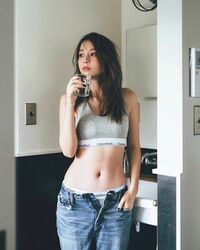 「これは反則」「スタイル良すぎ」Nikiの美しいウエストに称賛の声