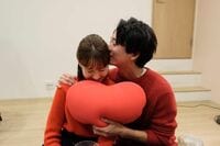 浅香航大＆トリンドル玲奈の“突然のキス”ショットに反響「ビックリ＆ドキドキしたー！」「すごくキュン」