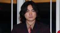 山田孝之 沖縄のツリーハウスに宿泊 ブランコに大はしゃぎ