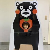 「似てる」「そっくり」小林麻耶さん、夫婦でくまモンの“顔ハメ”に挑戦し反響