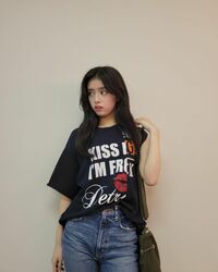 Niziu・リマ、カジュアルなファッションに「安定の美貌」「全部似合う」