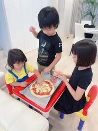 アレクサンダー『3人でピザ造りしてます』