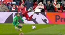 もはや交通事故レベル！「死ぬだろ…」「人が飛んだ」 空中で一回転して吹っ飛ばされた瞬間　急加速したリバプールFWがGKと大衝突→想像を超える大転倒