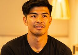 イケメンラグビー選手、スタイル抜群のモデル美女と婚約するも結婚を延期「限界」「その時は同棲してなかったから…」