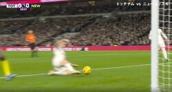 スタジアム騒然！「マジかよ」「え！触ってるの？」ほんの足先でコースをずらした“神スライディング” あわやオウンゴールの危険位置で炸裂した超スーパープレー