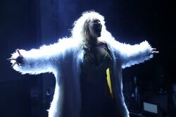 妖艶美女レスラー、“セクシー海賊”コスプレがド迫力！ 圧倒的な存在感にファン大熱狂