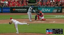 衝撃の弾丸ライナー！ 大谷翔平、ヤバすぎる高速打球で“異変”が起きた！？ 相手一塁手にアクシデント発生　ファン騒然「怪物だろ…」「負傷してこの打球？」