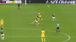 「完全に勝ち！」鎌田大地の“強引奪取”に称賛の声「狙い通りはめたな」相手のファウルを誘う猛烈プレス発動の瞬間