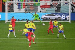 「モーセの海割り！」ブラジルの守備陣を真っ二つに切り開いた韓国意地のミドルシュートに「奇跡だ」